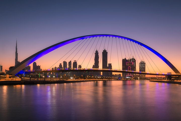 Experience the stunning skyline of Dubai where ultramodern architecture meets serene waterways perfect for an unforgettable exploration of this dynamic city. Discover iconic landmarks and unique perspectives.